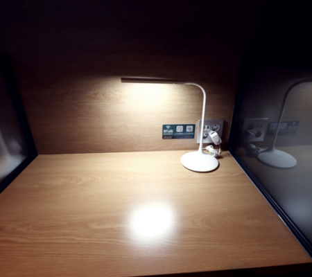 혁신과 안정의 만남, 무인 스터디카페 나르샤 - 블랙 & 그레이로 책임감있는 공부 공간 조성