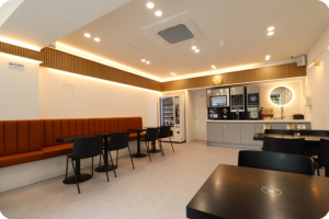 힙한 분위기를 연출하는 무인카페 인테리어: 우드톤과 버번색상의 붙박이 의자로 특별한 공간을 만나다