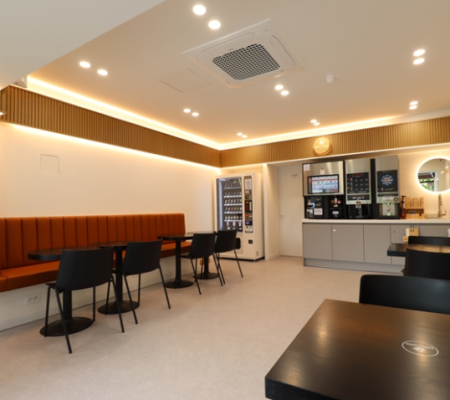 힙한 분위기를 연출하는 무인카페 인테리어: 우드톤과 버번색상의 붙박이 의자로 특별한 공간을 만나다