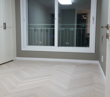 고급스러운 화이트 인테리어와 해링본 마루로 완성한 수원 매탄동 이편한세상 아파트 리모델링