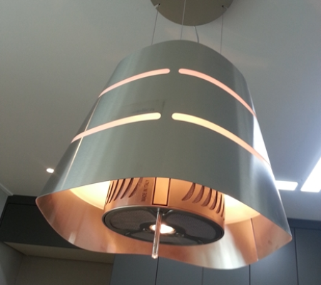 고급 소재와 기능성으로 완성된 수원 한일타운 아파트 인테리어: 주방가구에 집중한 자체정화 후드와 도장제품, 수입레일의 향연