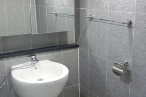 꽃길을 걸어가는 동대문구 제기동 한신아파트 인테리어: 고려대 앞 11년 된 32평 아파트, 새롭게 확장된 거실과 절제된 디자인으로 완벽하게 변모한 시공 사례