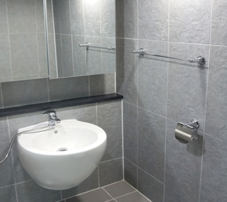 꽃길을 걸어가는 동대문구 제기동 한신아파트 인테리어: 고려대 앞 11년 된 32평 아파트, 새롭게 확장된 거실과 절제된 디자인으로 완벽하게 변모한 시공 사례