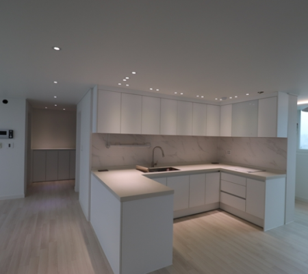 평범한 아파트를 넘어선 화이트 톤 인테리어 | 동탄KCC스위첸아파트에서 만나는 심플하고 청아한 공간 디자인