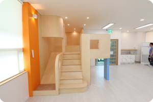 곡선과 원형으로 완성된 특별한 다락방 인테리어: 독창성 있는 공간의 아름다움