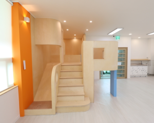 곡선과 원형으로 완성된 특별한 다락방…