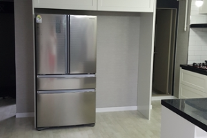 모던한 아파트 주방을 위한 완벽한 블랙 & 화이트 리모델링: 수원에서 인테리어의 새로운 지평을 열다