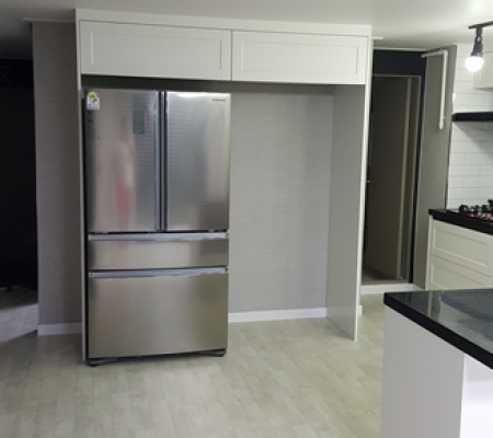 모던한 아파트 주방을 위한 완벽한 블랙 & 화이트 리모델링: 수원에서 인테리어의 새로운 지평을 열다