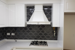 프리미엄 화이트 도장과 세련된 마름모 블랙타일로 완성된 수원 영통구 현대아파트 주방인테리어