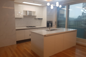 현대적 감각으로 완성하는 수원 권선동 아이파크 주방 인테리어: 세련된 디자인과 기능성이 조화되는 공간