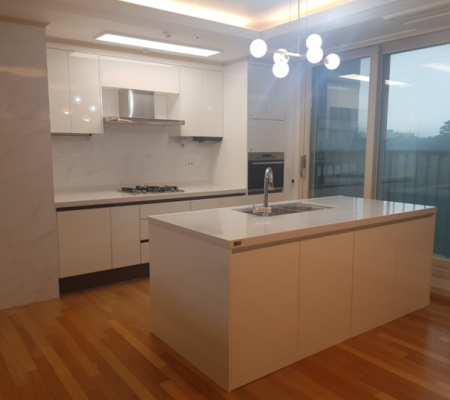 현대적 감각으로 완성하는 수원 권선동 아이파크 주방 인테리어: 세련된 디자인과 기능성이 조화되는 공간