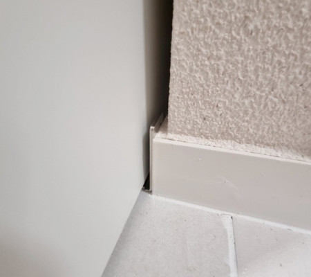 강원도 고성군 주택의 공간 혁신: 히든 행거 도어 설치로 완성하는 세련된 인테리어