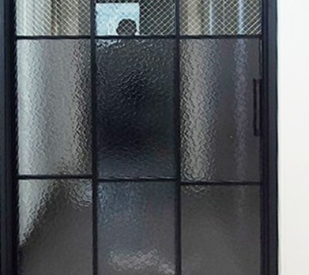 분당 수내동에서 만나는 모던 거실의 새로운 얼굴: 초슬림 3연동 중문 & 망입금사유리로 완성한 인테리어 후기