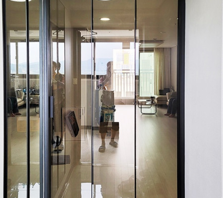 강동구 리버스트 극슬림3연동 현관중문: 현대적 매력의 공간 변신 사례