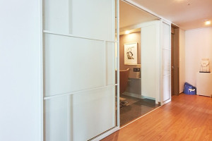 화이트프레임 슬라이딩도어로 변신한 리버젠 아파트의 모던 중문 인테리어