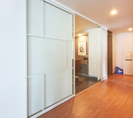 화이트프레임 슬라이딩도어로 변신한 리버젠 아파트의 모던 중문 인테리어