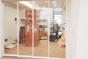 세련된 공간분리! 금호리첸리아 아파트의 초슬림 4연동 중문으로 완성한 거실 인테리어