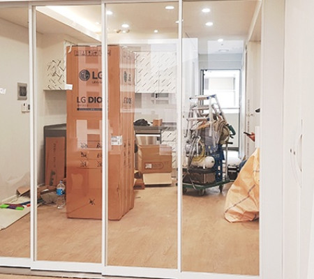 세련된 공간분리! 금호리첸리아 아파트의 초슬림 4연동 중문으로 완성한 거실 인테리어