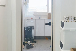 “양방향 스윙도어로 완성하는 거실과 현관의 조화로운 인테리어: 용인 녹원마을 시공 후기”