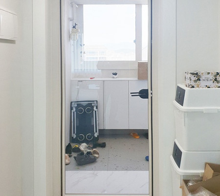 “양방향 스윙도어로 완성하는 거실과 현관의 조화로운 인테리어: 용인 녹원마을 시공 후기”