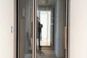 초슬림스윙도어로 차별화된 모던 중문 인테리어: 인천 웰카운티 시공의 매력