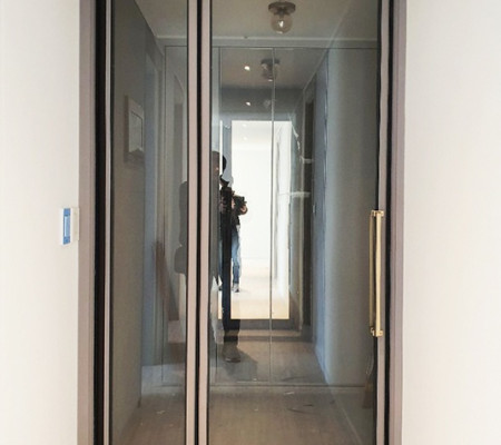 초슬림스윙도어로 차별화된 모던 중문 인테리어: 인천 웰카운티 시공의 매력