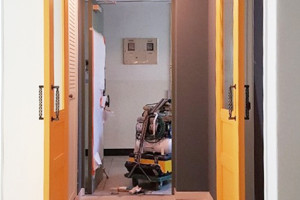 세련된 현관의 시작, 서울 중문 인테리어 – 모루세로유리와 블랙봉 손잡이의 매력