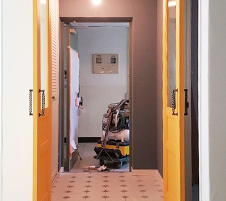 세련된 현관의 시작, 서울 중문 인테리어 – 모루세로유리와 블랙봉 손잡이의 매력