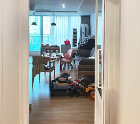 모던 아파트의 품격, 의정부시 초슬림스윙도어로 완성한 현관중문의 매력