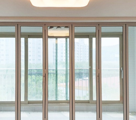 안양 석수 두산위브: 화이트 프레임 폴딩도어로 완성한 세련된 거실 인테리어 후기