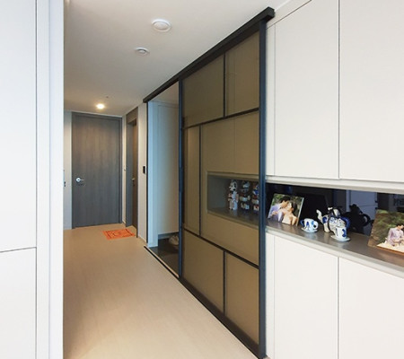 성남 산성역포레스티아, 슬라이딩 도어로 완성한 모던 중문 인테리어의 새로운 기준