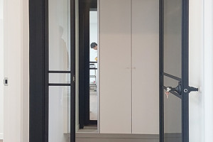 춘천 석사동 현대아파트의 세련된 슬림 비대칭 중문 시공기: 블랙 프레임과 투명 강화유리의 조화