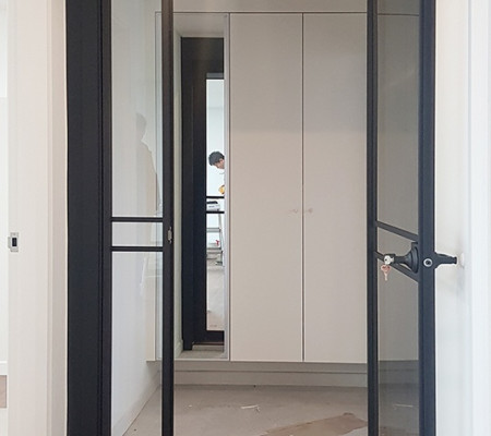 춘천 석사동 현대아파트의 세련된 슬림 비대칭 중문 시공기: 블랙 프레임과 투명 강화유리의 조화