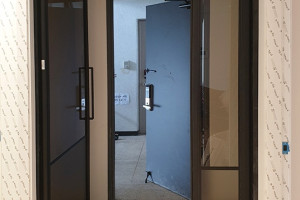 강남 대치동 선경아파트: 슬림 비대칭 중문으로 세련된 공간 분리하기