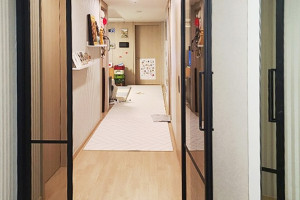 현관중문 교체로 집의 품격을 높이다: 수원 인테리어 전문가의 중문도어 변신 성공 사례!