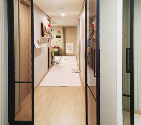 현관중문 교체로 집의 품격을 높이다: 수원 인테리어 전문가의 중문도어 변신 성공 사례!