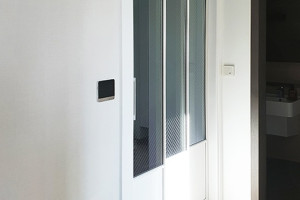 수원 권선구의 초슬림 3연동 중문: 망입유리로 완성한 세련된 인테리어 가이드