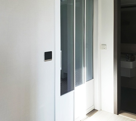 수원 권선구의 초슬림 3연동 중문: 망입유리로 완성한 세련된 인테리어 가이드