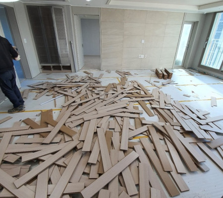 수원 34평 아파트, 유광 폴리싱 타일로 품격있는 바닥 타일 시공하기!