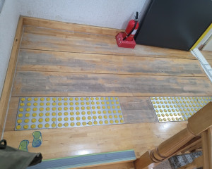 흥덕지구 어린이집, 낡은 마루 부분공…