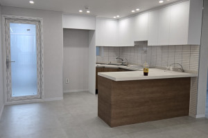 우드 화이트 주방과 포쉐린 바닥타일의 조화: 고급 모던 인테리어의 새로운 기준