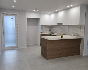 우드 화이트 주방과 포쉐린 바닥타일의…