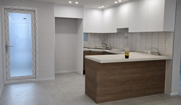 우드 화이트 주방과 포쉐린 바닥타일의 조화: 고급 모던 인테리어의 새로운 기준