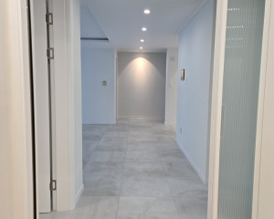 친환경 벽지와 포쉐린 타일로 주방을 …