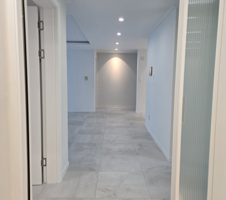 친환경 벽지와 포쉐린 타일로 주방을 밝히다: 쾌적함이 가득한 인테리어 팁!